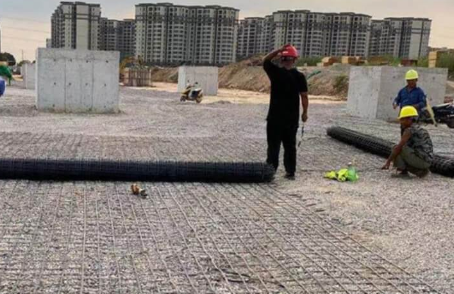 山海关土工格栅铺设前地基要怎么处理？